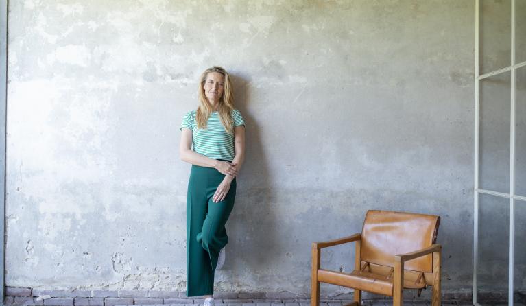 Jetske poseert voor een grijsachtige muur 