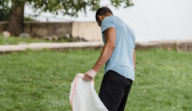 Jongen ruimt afval op