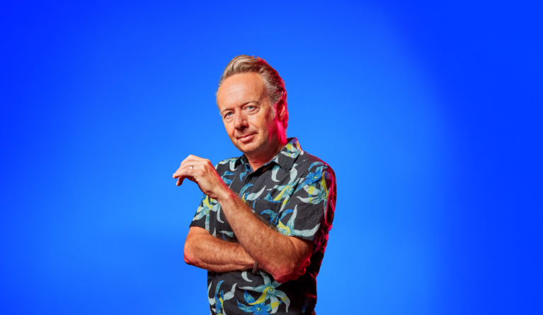 Joris Linssen voor een blauwe achtergrond Joris Linssen voor een blauwe achtergrond