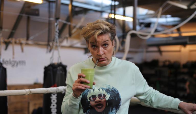 Margriet drinkt een smoothie in de sportschool