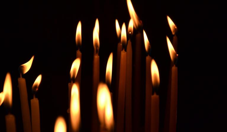 Kaarsen in een donkere ruimte