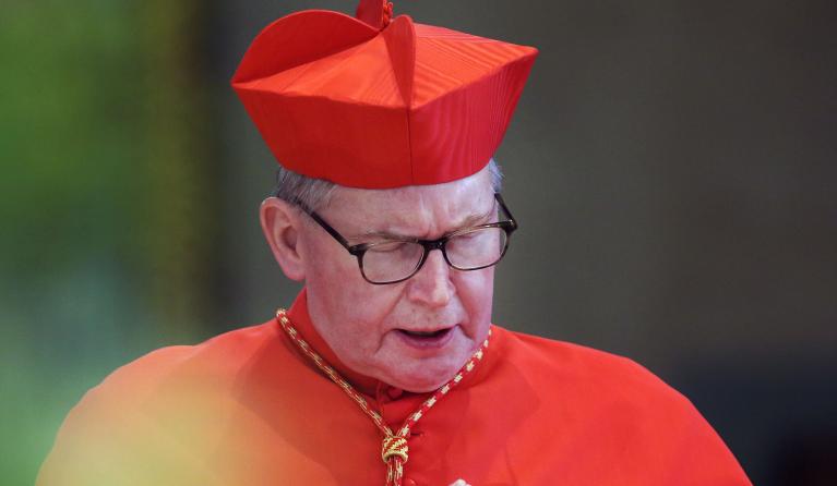 Kardinaal Wim Eijk in gebed tijdens de pontificale requimmis in de Sint-Christoffelkathedraal voor Harrie Smeets. De oud-bisschop van Roermond was voor zijn overlijden al geruime tijd ernstig ziek. ANP RAMON MANGOLD