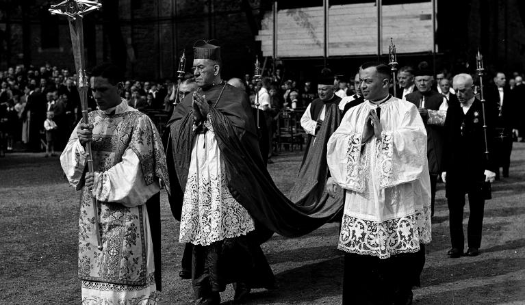 ankomst van kardinaal De Jong op een vol Vrijthof met roomskatholieke gelovigen die het Mariacongress 1947 bijwonen. ANP PHOTO G. V.D. WERFF