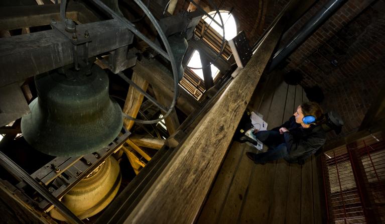 kerkklokken luiden voor slachtoffers aardbeving turkije syrie