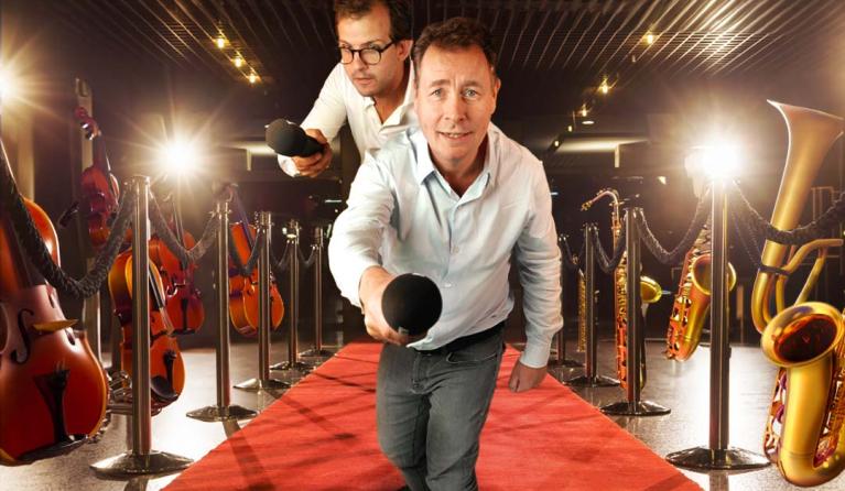 Twee mannen met microfoon gericht op de fotograaf 