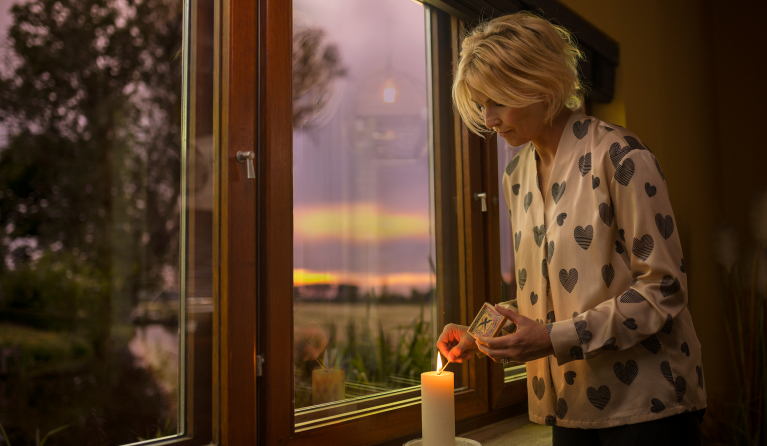 Voor wie steek jij een kaarsje op? - Anita steekt kaarsje op