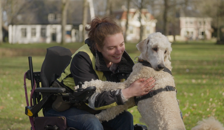 Hilde met haar hulphond Matata