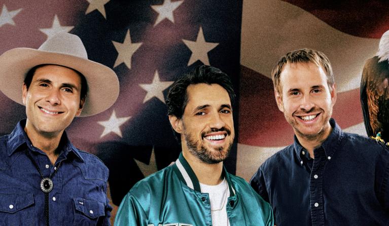 Drie mannen voor een visual van de Amerikaanse vlag