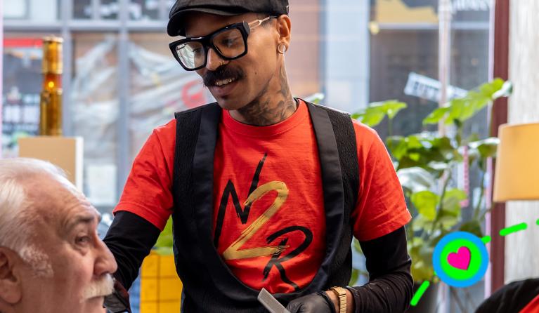 Een kapper knipt een man