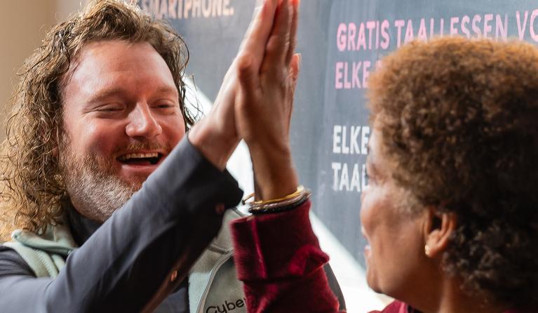 Twee mensen geven elkaar een high five