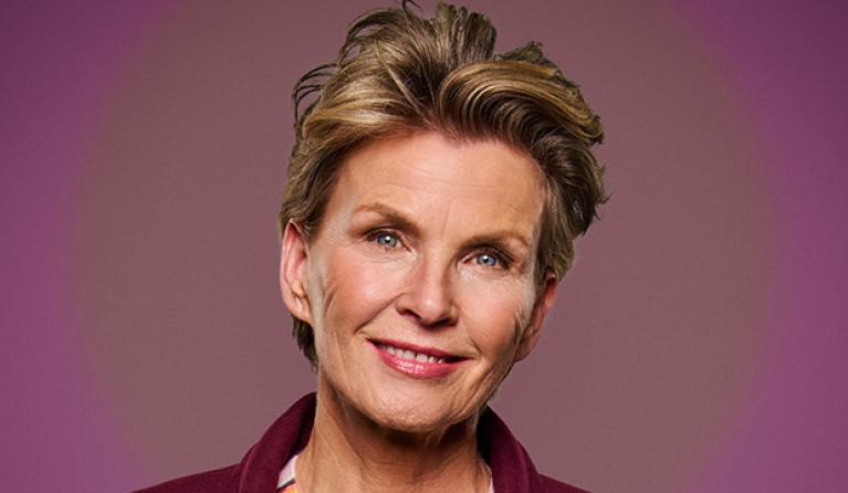 Vrouw lacht in de camera