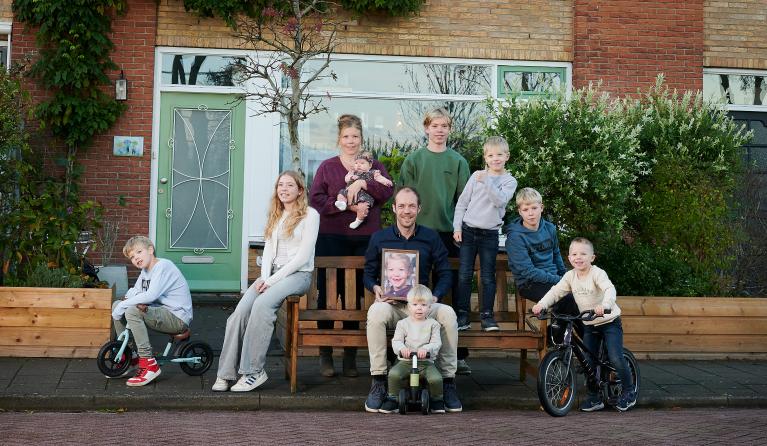 Gezin voor het huis