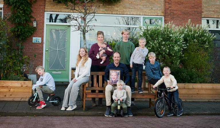 Gezin voor het huis