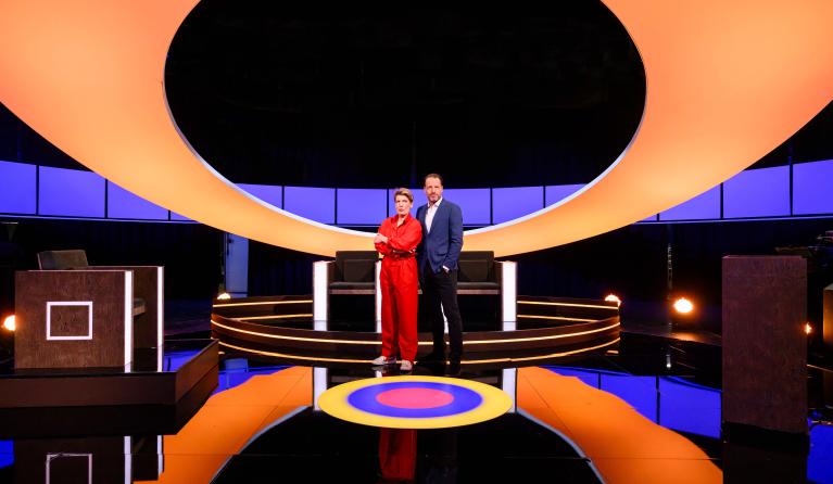 Man en vrouw in studio met cirkel op de vloer