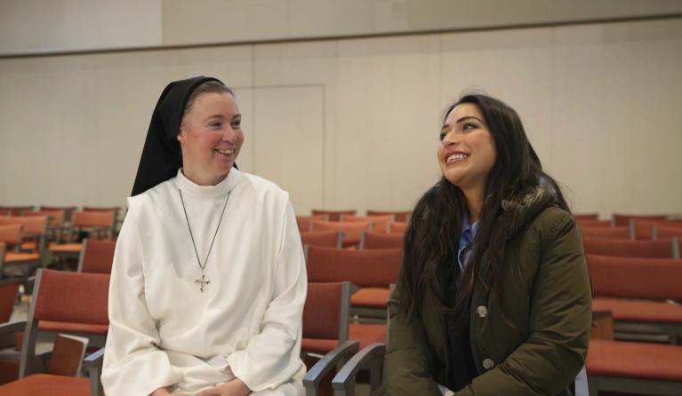 lale in klooster met zuster