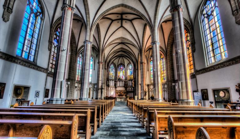 lege_kerkbanken_in_een_duitse_kerk