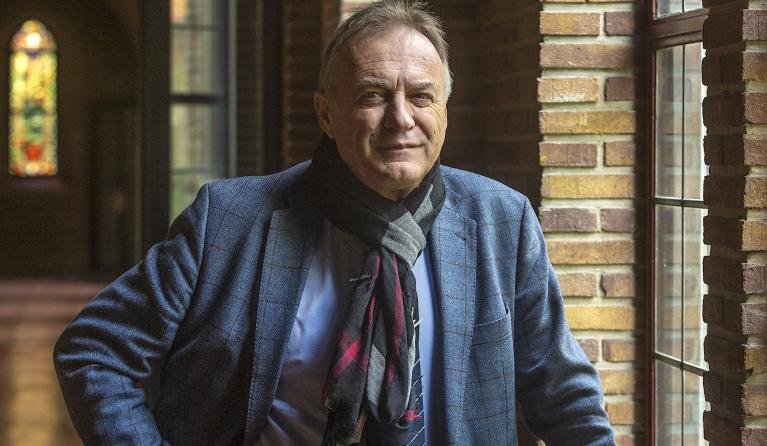 Leo Fijen in een kloostergang