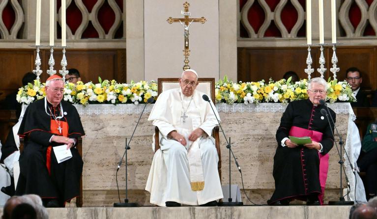 Pope Francis (C) attends a meeting with members of the Catholic community a the Notre-Dame Cathedral in Luxembourg City, on September 26, 2024. The pope is on a four-day apostolic journey to Luxembourg and Belgium. Alberto PIZZOLI / AFP