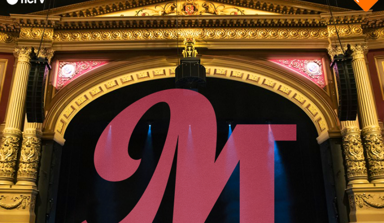 M (her)opent de deuren van Carré!