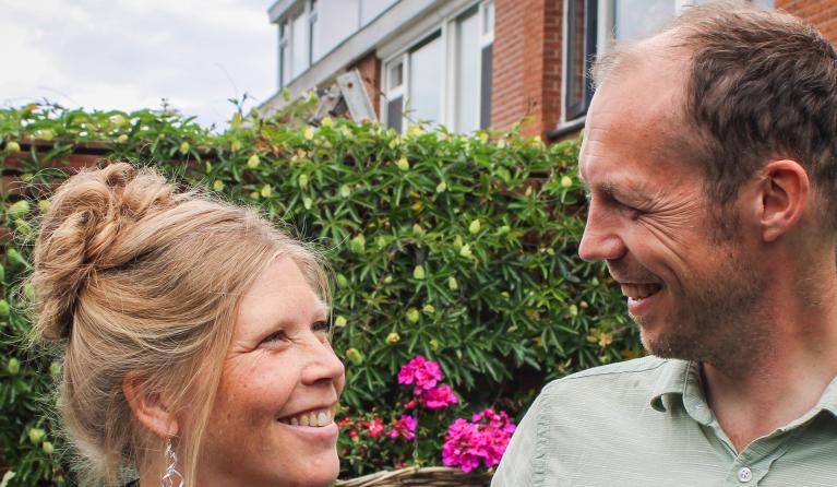 Maarten en Gerdine Blom in de achtertuin 