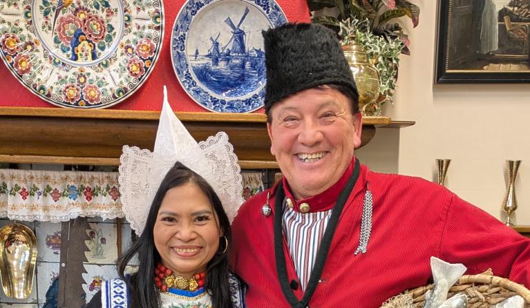 Lachende man en vrouw in oud-Hollandse kleding