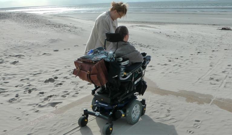 Mara in rolstoel op het strand