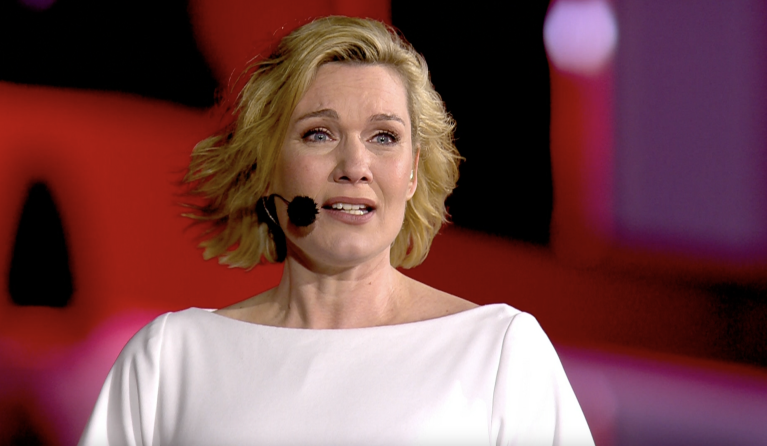 Marlijn Weerdenburg zingt Alles in The Passion