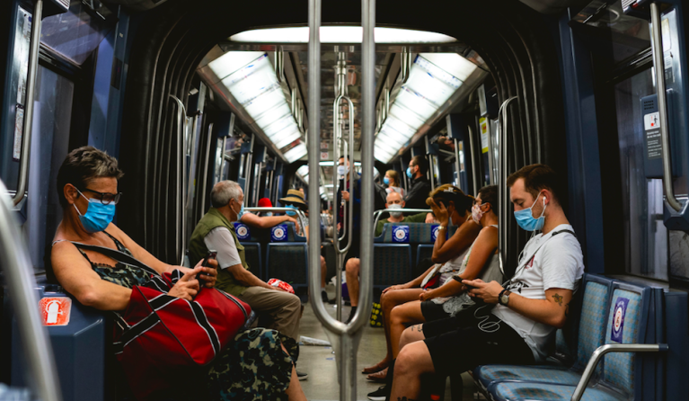 Passagiers dragen een mondkap in het OV