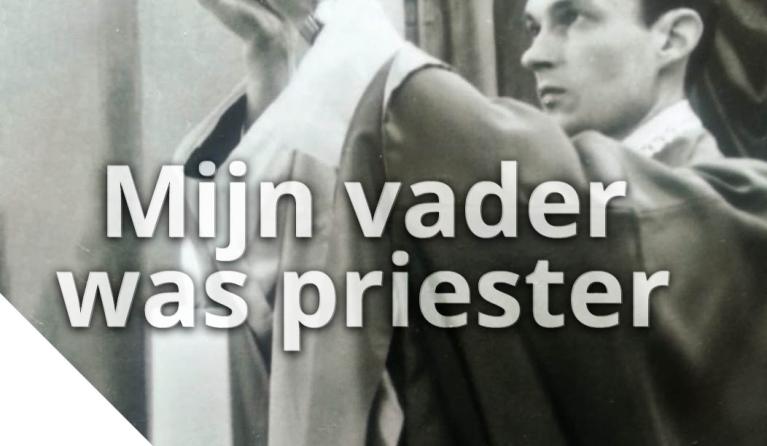 Man in priester kledij houdt zijn handen hoog