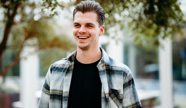 Een medewerker van KRO-NCRV