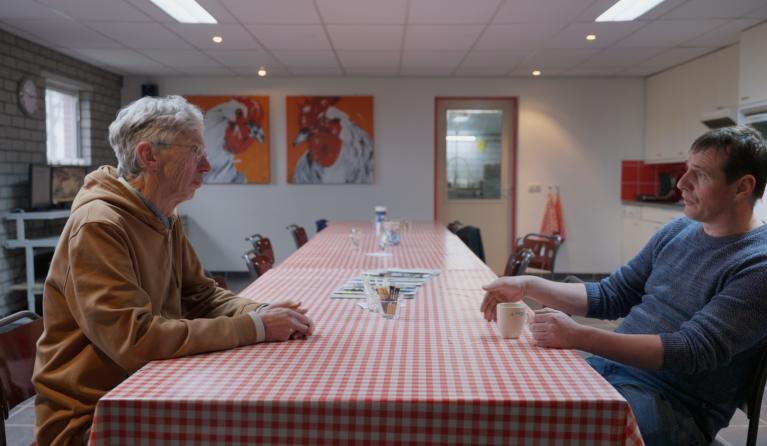 Oprichter Johan Vollenbroek met een pluimveehouder