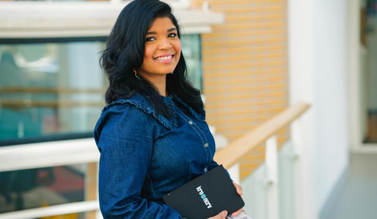 Een medewerker van KRO-NCRV