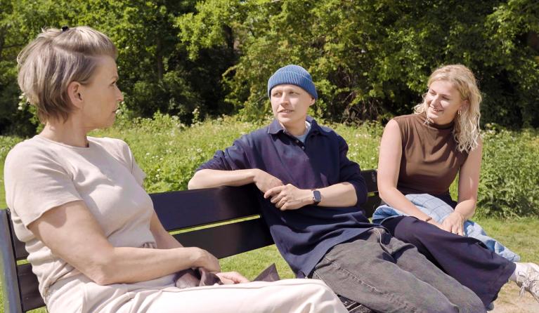 Mensen op een bankje