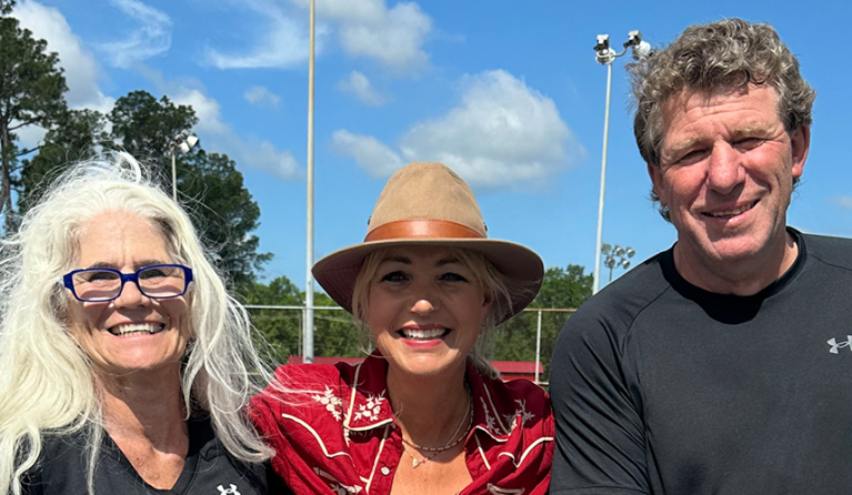 drie mensen op een pickle ball baan