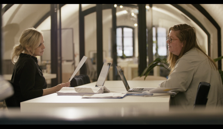 Twee vrouwen aan een tafel met laptops voor zich