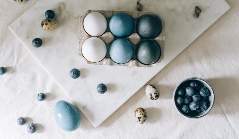 paaseieren verven met natuurlijk materiaal