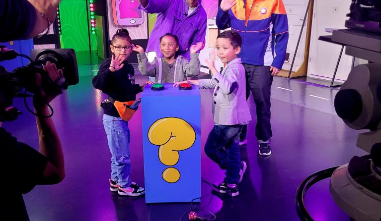 Daan Boom met basisschoolkinderen