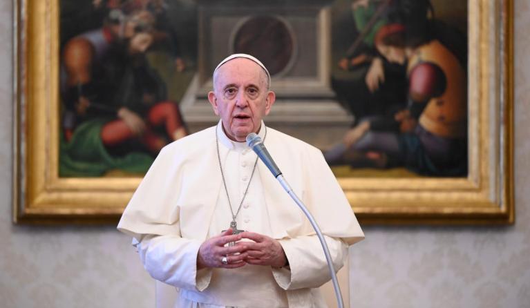 Paus Franciscus in de bibliotheek van Apostolisch Paleis op 4 nov 2020