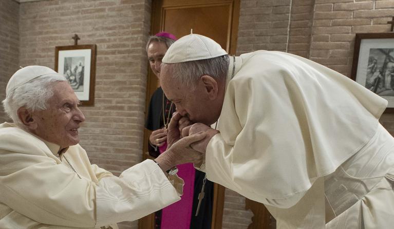 Franciscus begroet Benedictus tijdens de tweede coronagolf