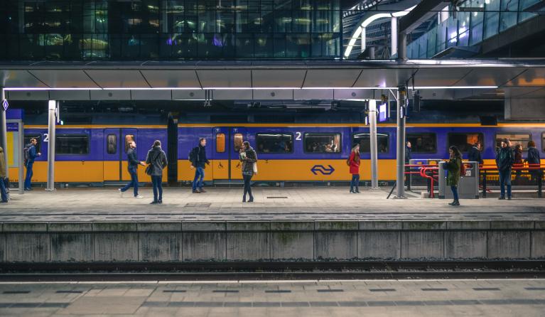 Trein van de NS op een spoor