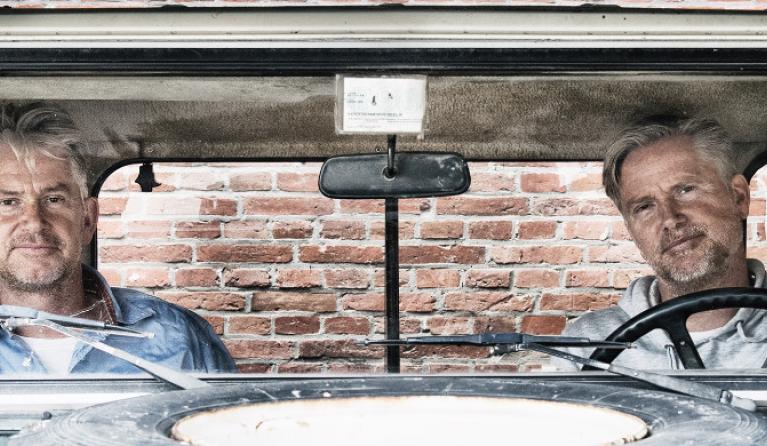 Peter Anema en Erik Hulsegge in een auto 
