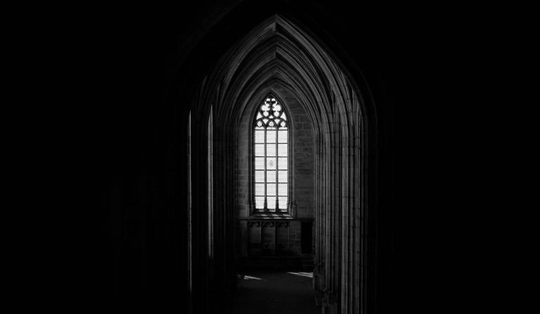 een donkere kerk van binnen
