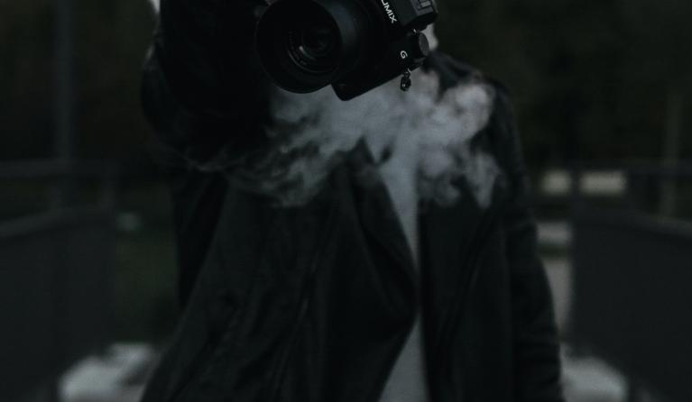 een fotograaf met een rokend fototoestel