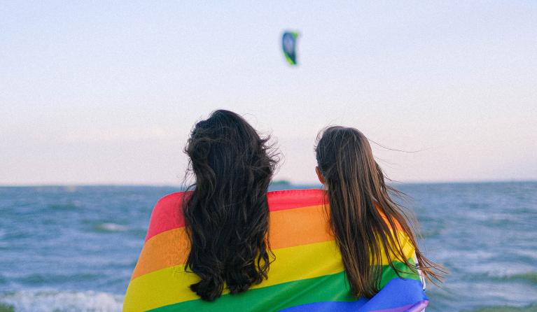 Stel met regenboogvlag