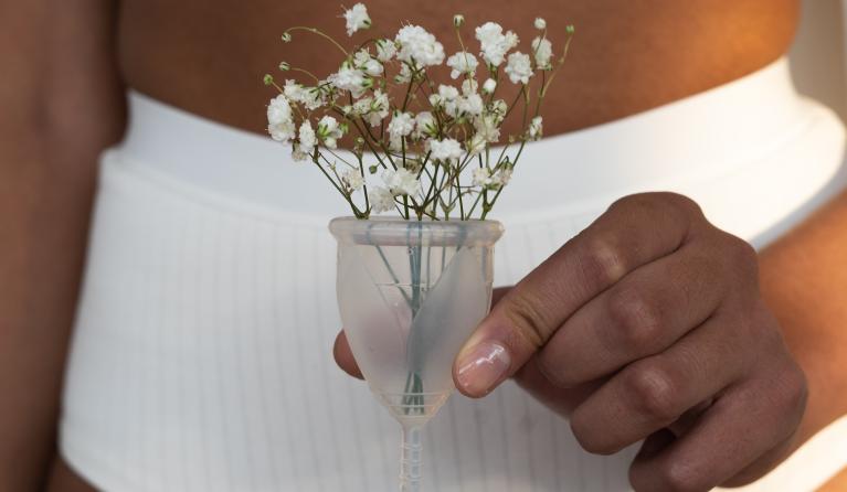 Vrouw in ondergoed met menstruatiecup 