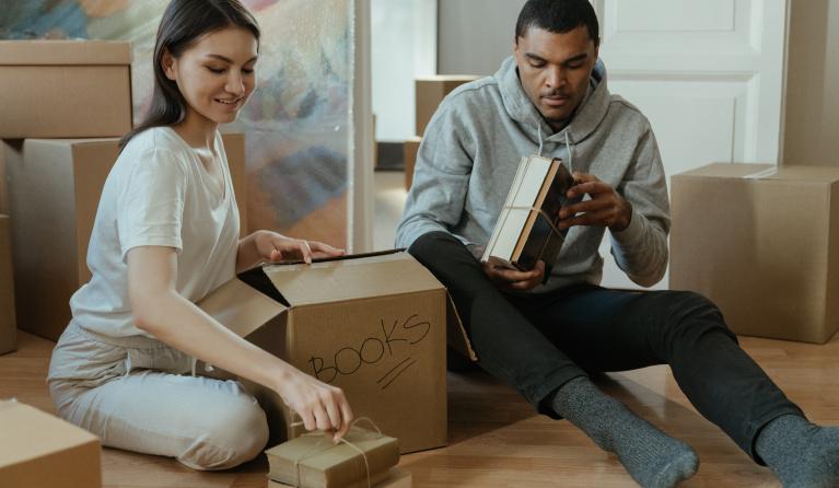 Man en vrouw met doos 