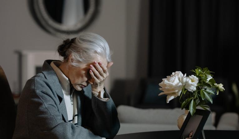 verdrietige oude vrouw