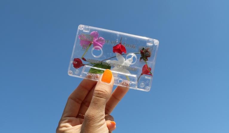 een casettebandje met bloemen erin