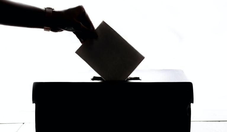 hand stopt envelop in doos