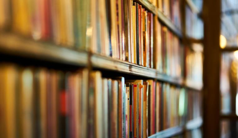 Oude boeken in boekenkast